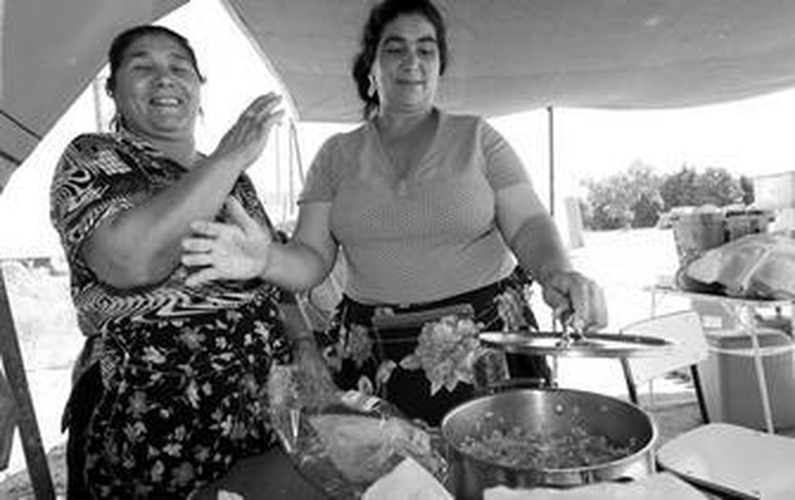 Dos mujeres preparan la comida en una de las instalaciones del campamento.