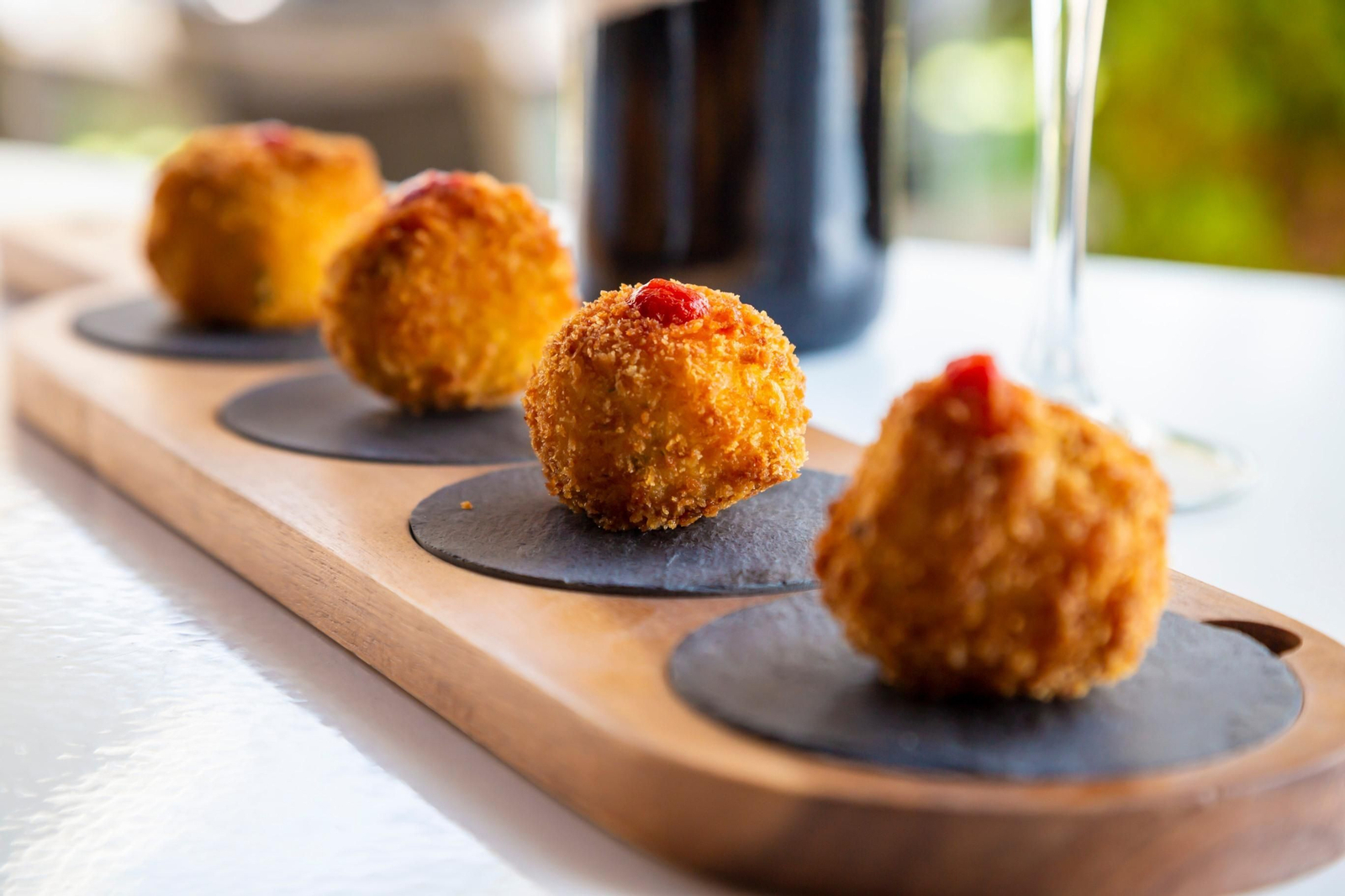 Cuatro croquetas listas para comer. Cuatro croquetas listas para comer.