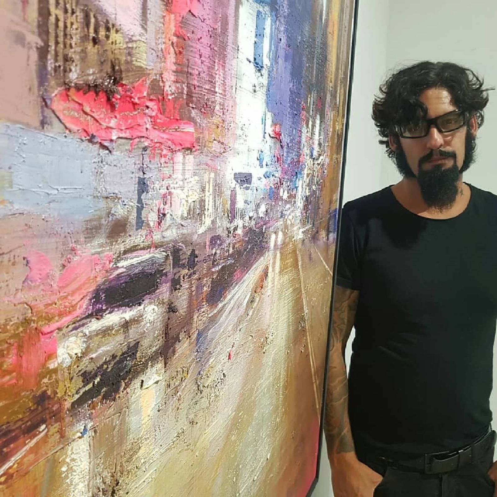 El artista junto a uno de sus cuadros de la colección ‘Paisajes urbanos’.