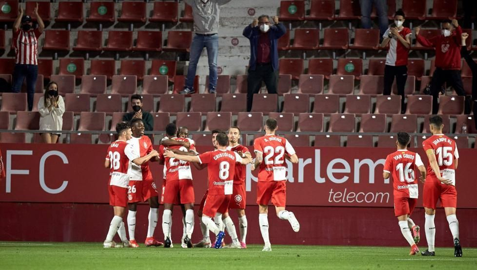 Los jugadores del Girona celebran uno de los goles al Almería.