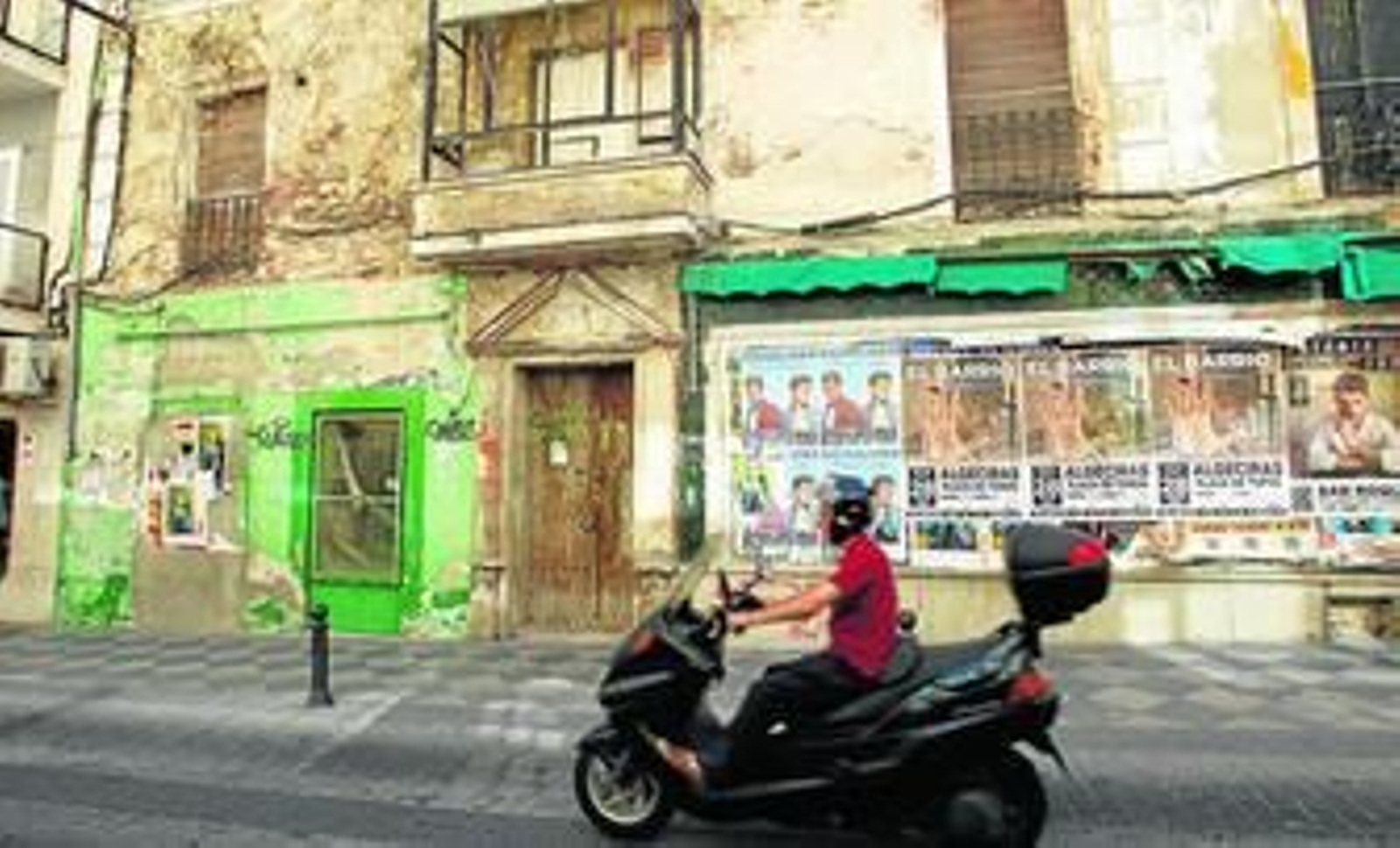 Inmueble antiguo y deshabitado situado en la calle Emilio Castelar.