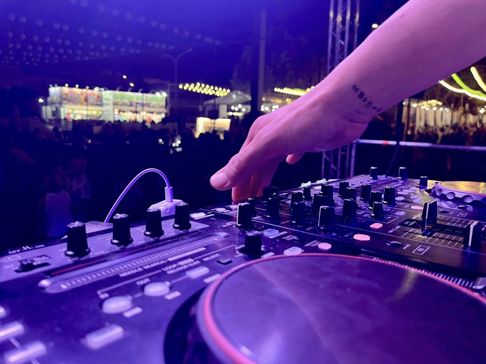 La mano de un DJ sobre la mesa de mezclas, en una imagen de archivo.