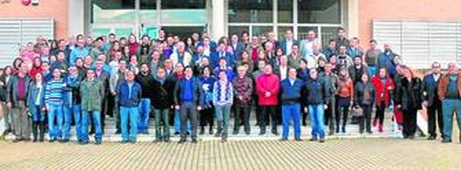 Izquierda Unida presentó en el centro social de Los Desniveles sus candidaturas en la provincia de Huelva para los comicios del 22 de mayo, con cabezas de cartel en 60 municipios  y gestiones para cerrar las listas en los 19 restantes. Esta implantación electoral es un 15% mayor a la de la formación en la convocatoria de las municipales en 2007.