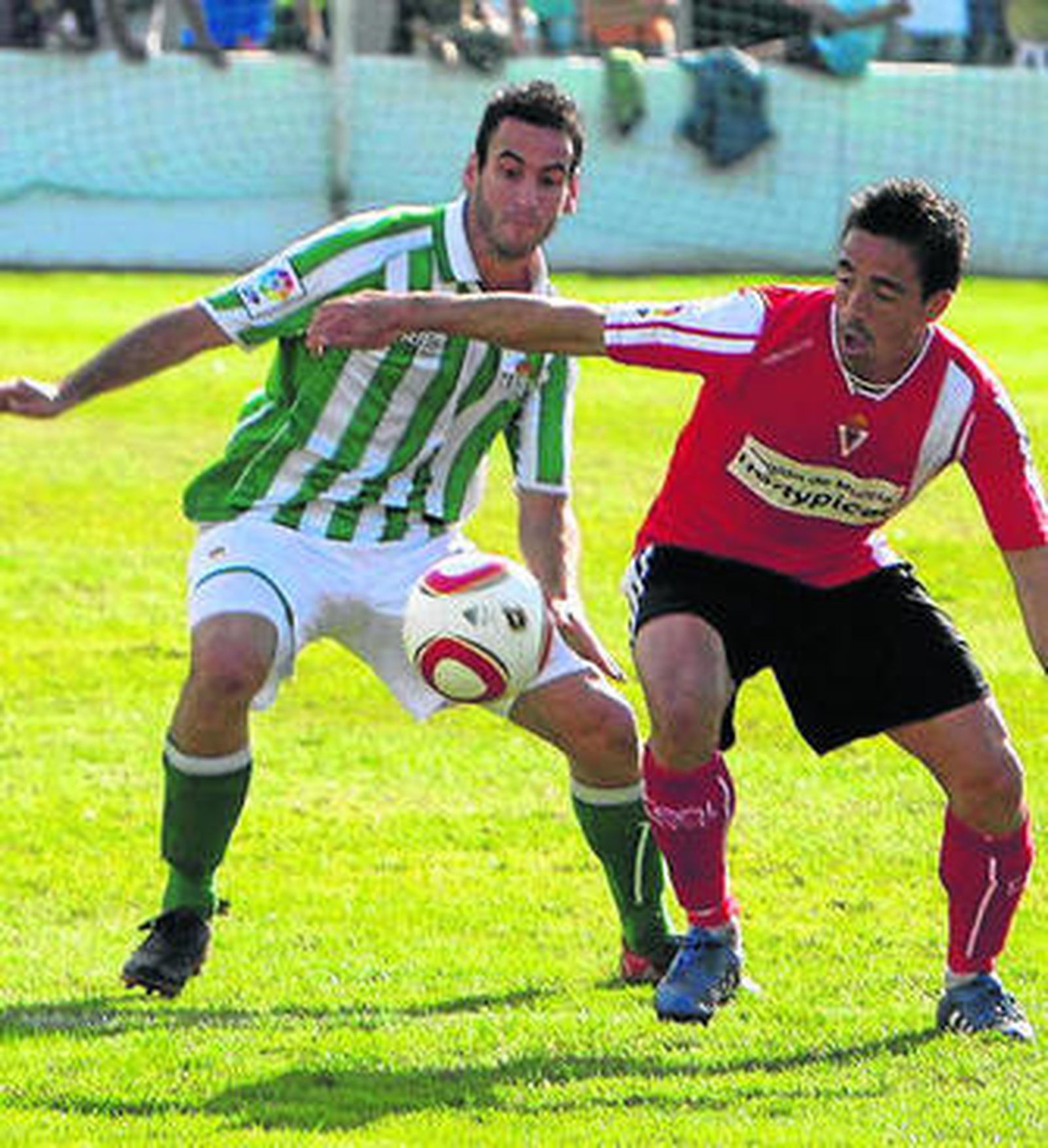 Regino lucha por el esférico con el pimentonero Pedro.