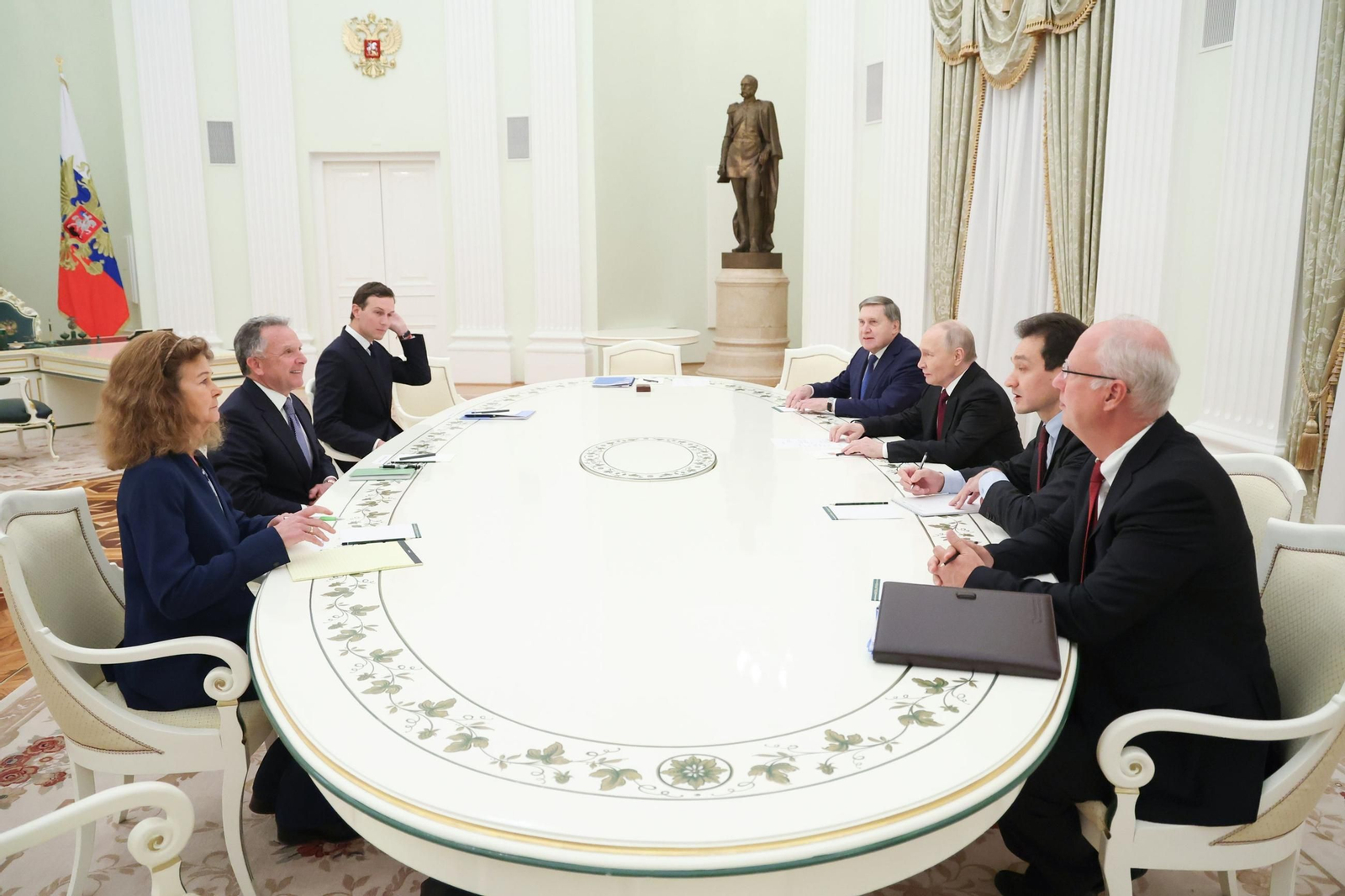 El presidente de Rusia, Vladimir Putin, en la negociación con el enviado especial de la Casa Blanca, Steve Witkoff, en el Kremlin.