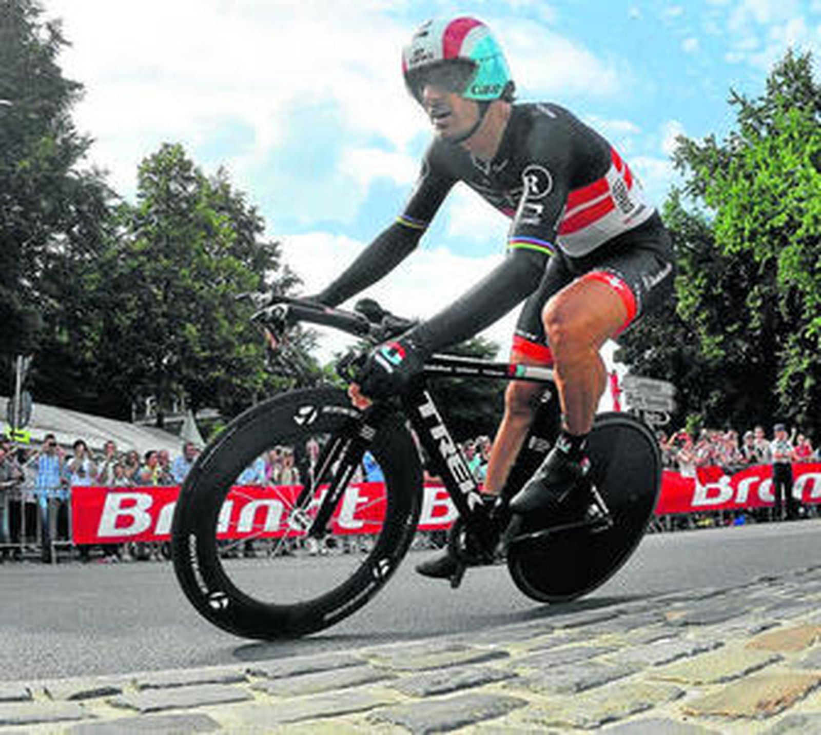 Cancellara traza una curva durante el prólogo de ayer en Lieja.