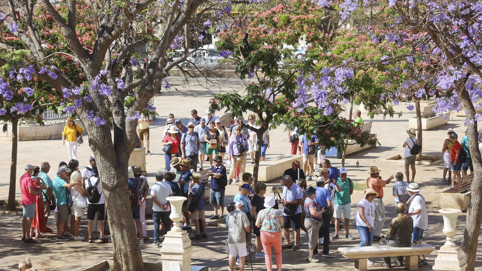 Un grupo de turistas en la plaza de la Merced de Málaga.