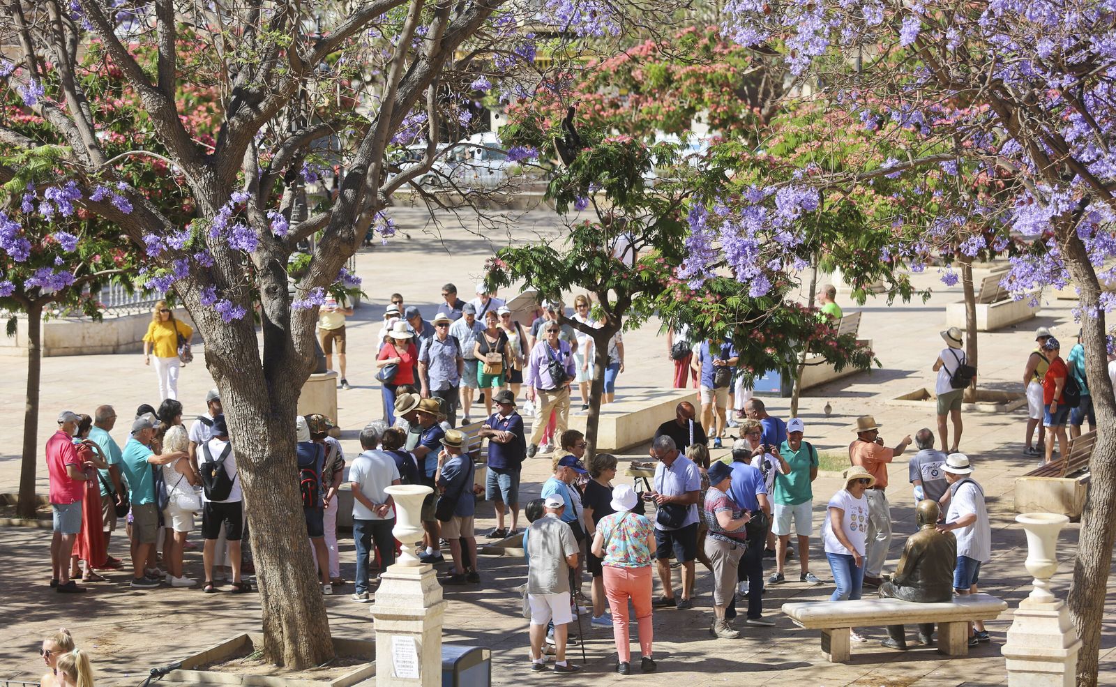 Un grupo de turistas en la plaza de la Merced de Málaga.