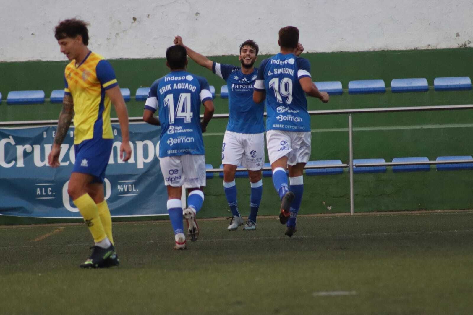 Los xerecistas celebran uno de los goles al conjunto conileño.