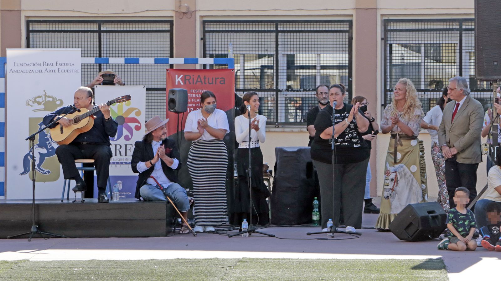 Imágenes del expectáculo de la Real Escuela y Paco Cepero en el colegio Luis Vives