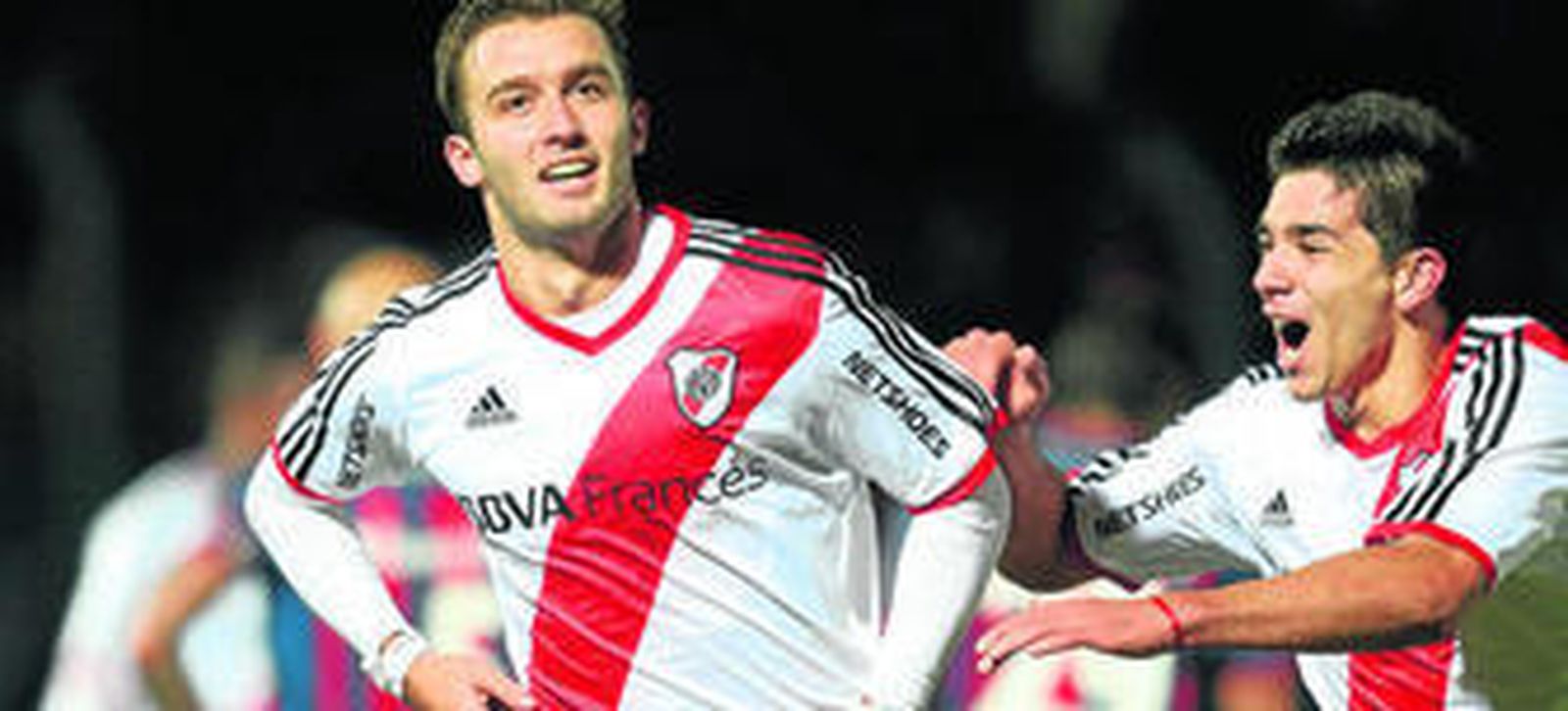 Germán Pezzella celebra, junto a Giovanni Simeone, uno de sus importantes goles que consiguió con la camiseta de River Plate.
