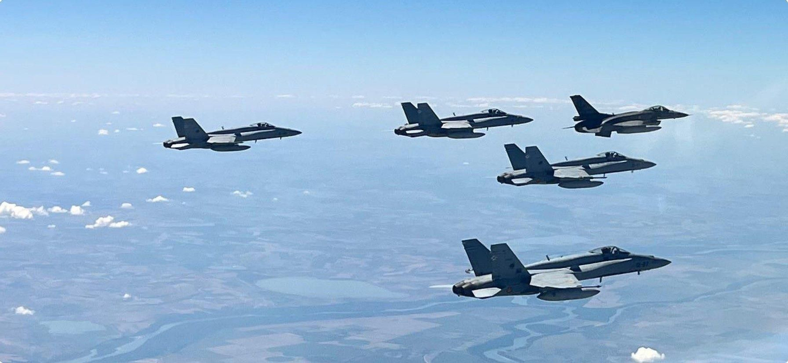 Cazas F-18 en pleno vuelo.