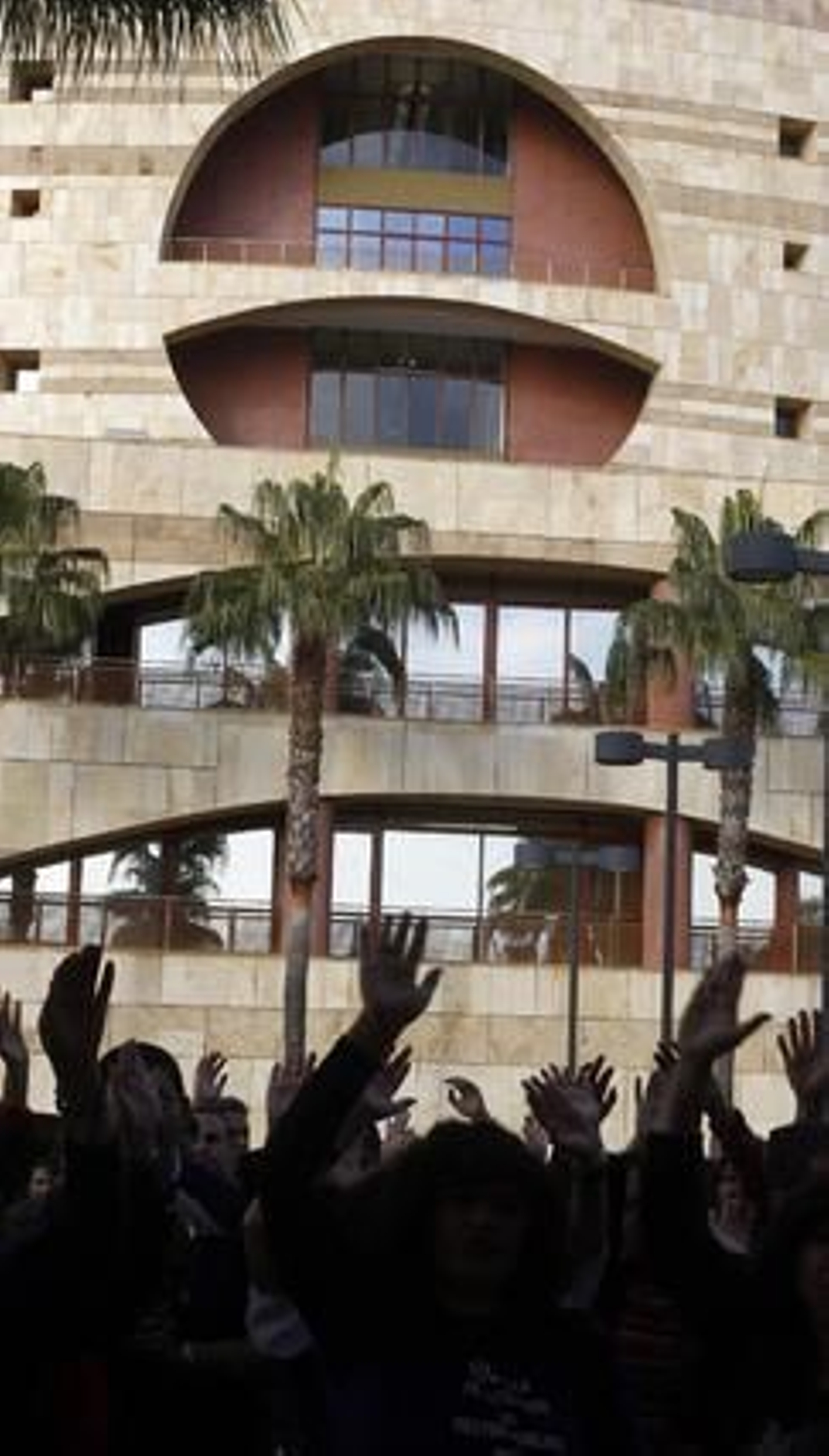 Los funcionarios se manifiestan en Torretriana para protestar ante la reunion con los sindicatos. 

Foto: Antonio Pizarro