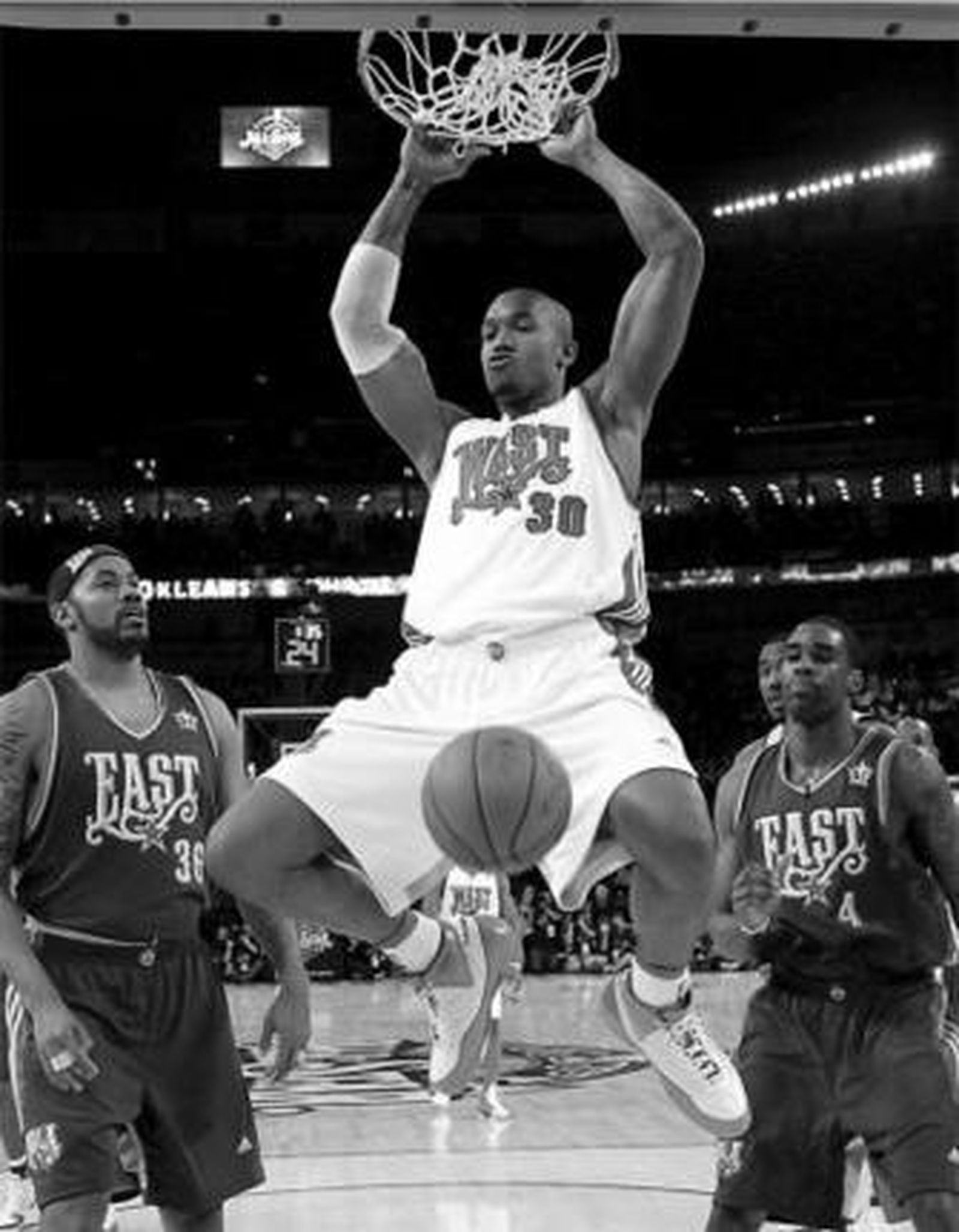 David West, de los Hornets de Nueva Orleans, encesta con un mate.