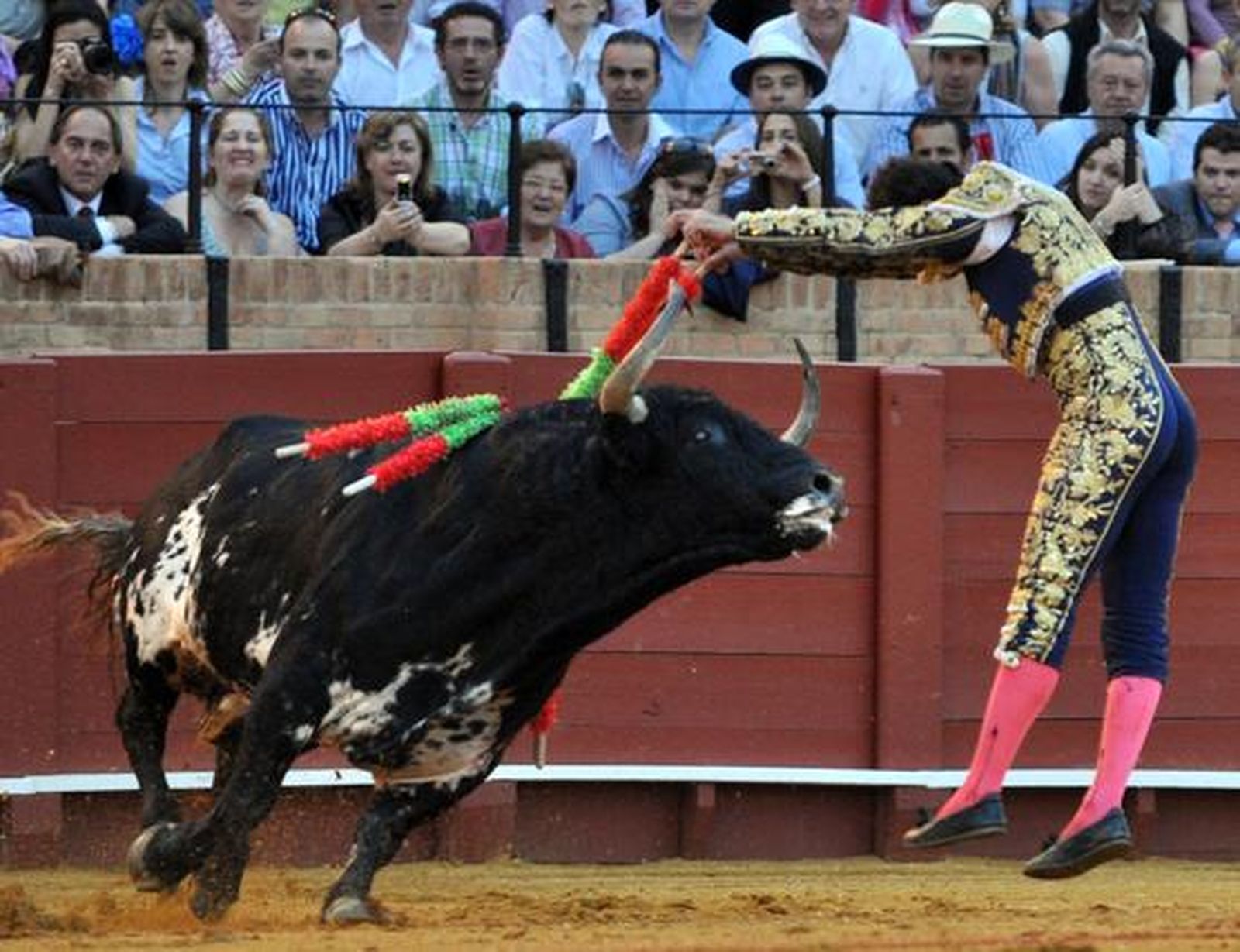 El Fandi rozó el triunfo ante Manuel Díaz 'El Cordobés' y Francisco Rivera Ordóñez. Discreta corrida en la que se torearon astados de la ganadería de Torrestrella. 

Foto: Manuel Gómez