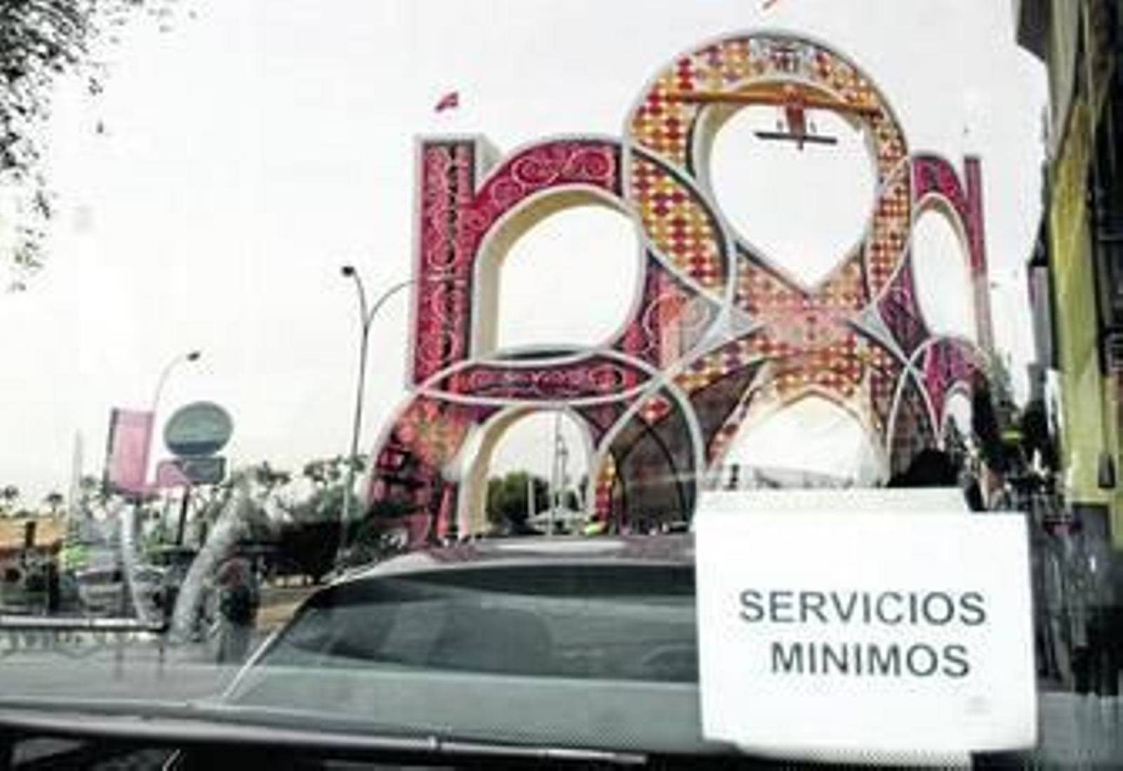 Cartel de servicios mínimos en un autobús que llegaba ayer por la tarde hasta la portada.