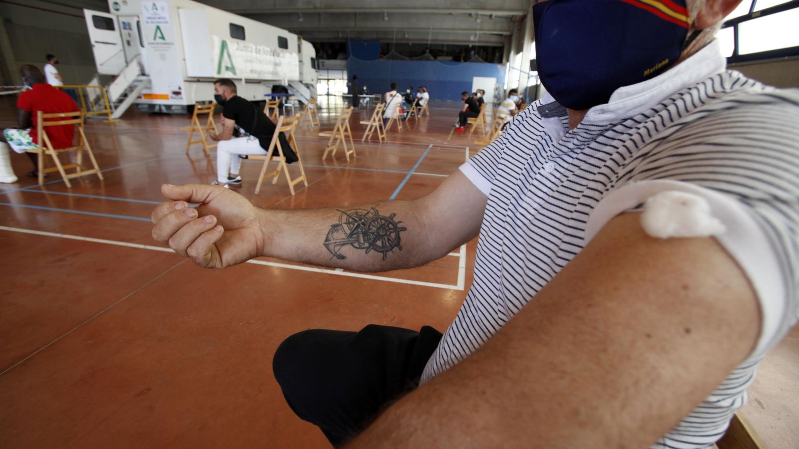 Uno de los marineros vacunados espera los 15 minutos posteriores a ser vacunado