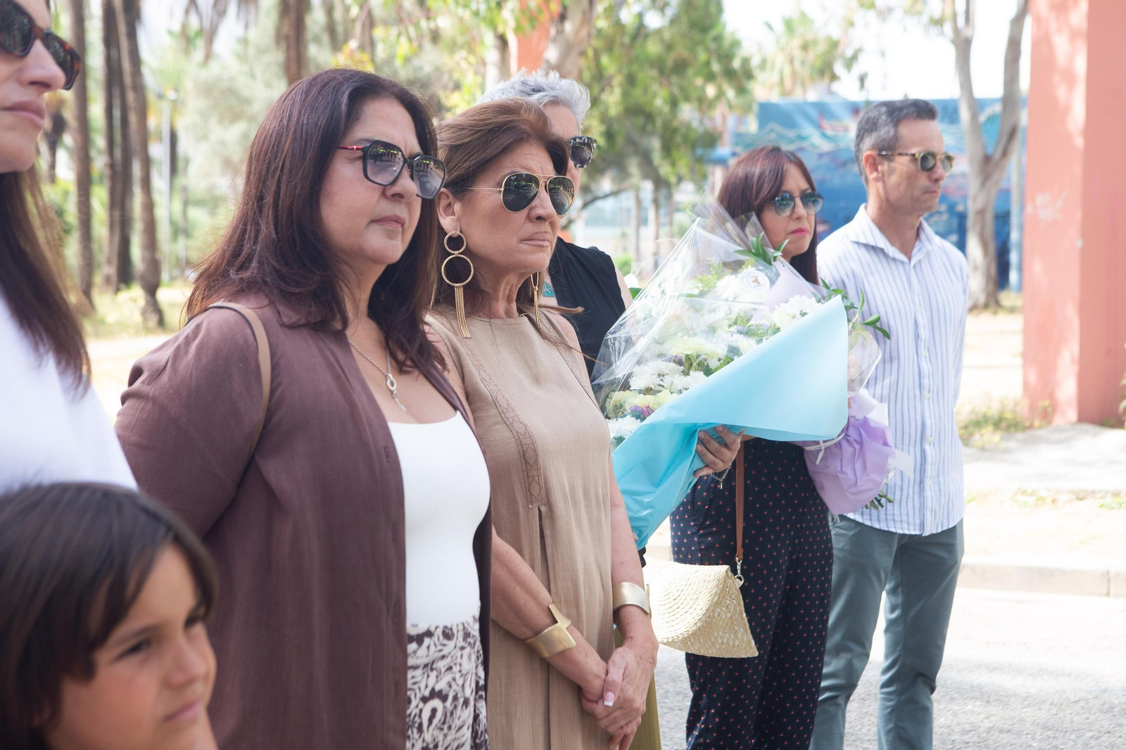 La Línea rinde homenaje al policía local Víctor Sánchez en el octavo aniversario de su muerte, en imágenes