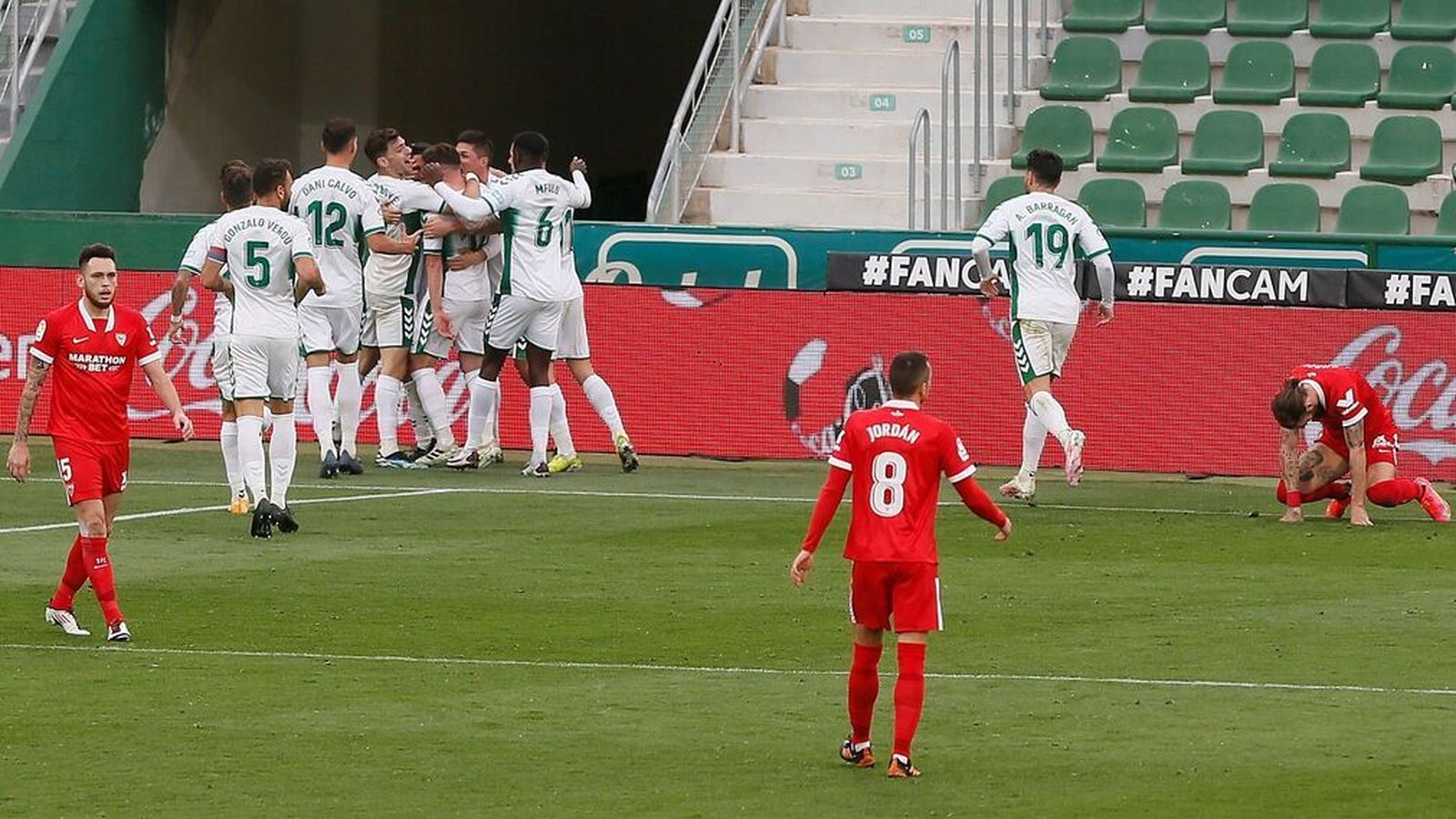 Ocampos, Joan Jordán y Gudelj, mientras el Elche celebra el 1-0.