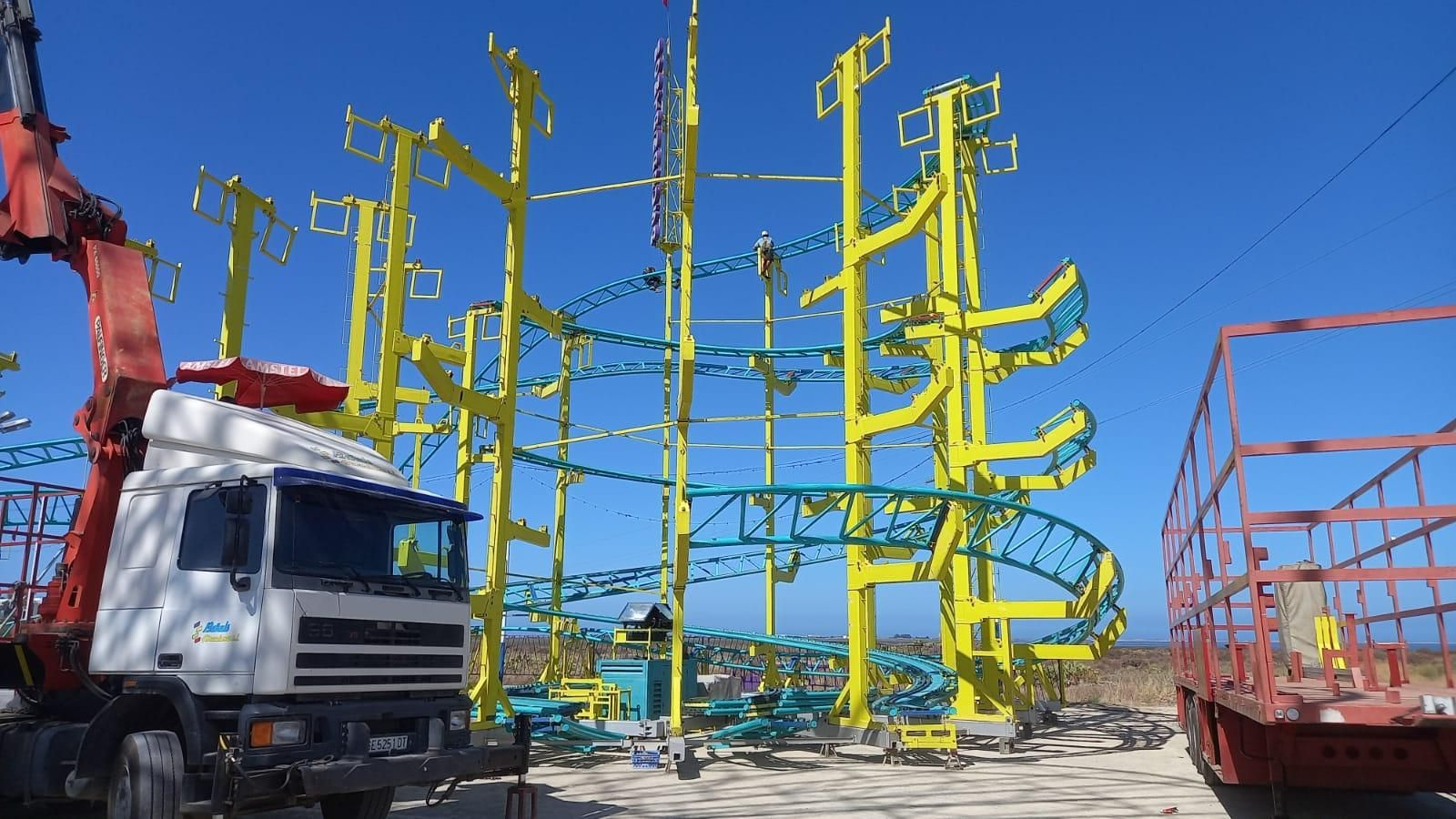 Recta final de los trabajos de montaje de las atracciones de la Feria de San Fernando