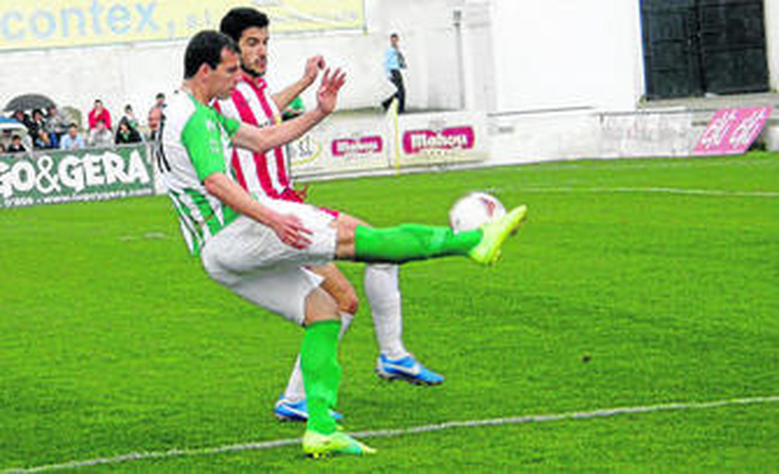 Michel Zábaco, que regresaba después de tres meses en el dique seco, presiona a un jugador del Sanluqueño para impedir su despeje.