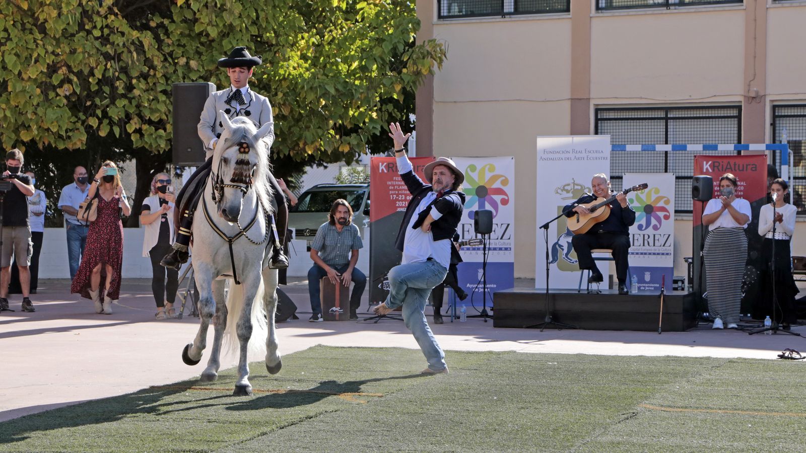 Imágenes del expectáculo de la Real Escuela y Paco Cepero en el colegio Luis Vives