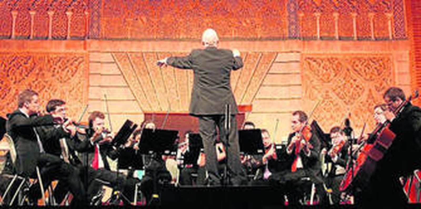 Michael Thomas, durante un concierto de la Bética en el Real Alcázar de Sevilla en junio de 2012, en su primera actuación como director de la orquesta.