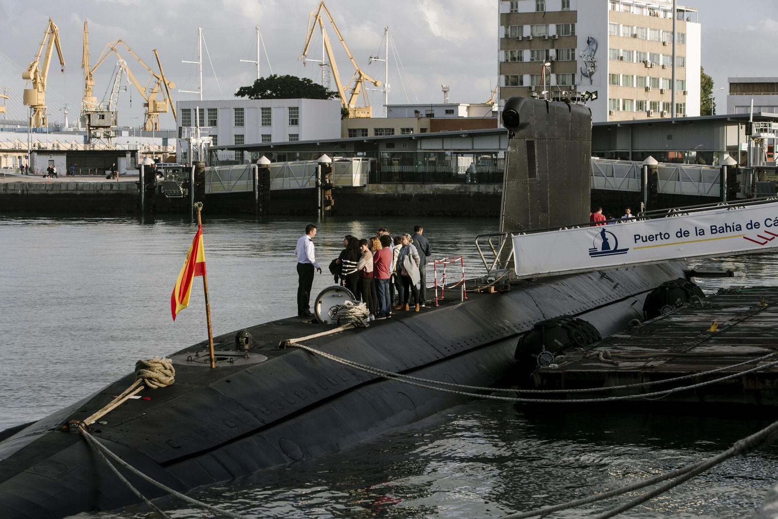 Imágenes de la visita al submarino "Mistral" atracado en Cádiz
