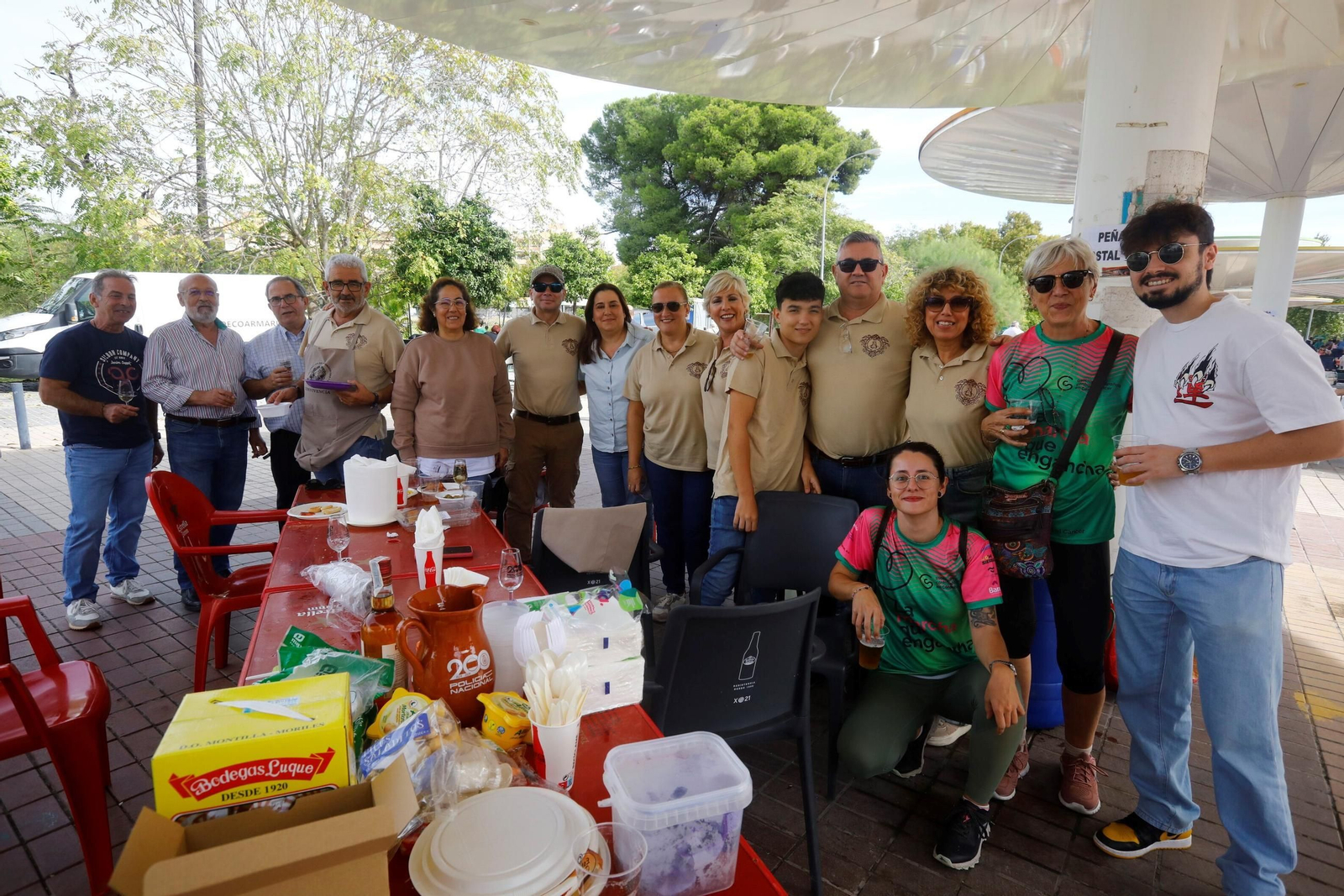 Las peñas celebran su tradicional perol en las Setas, en imágenes