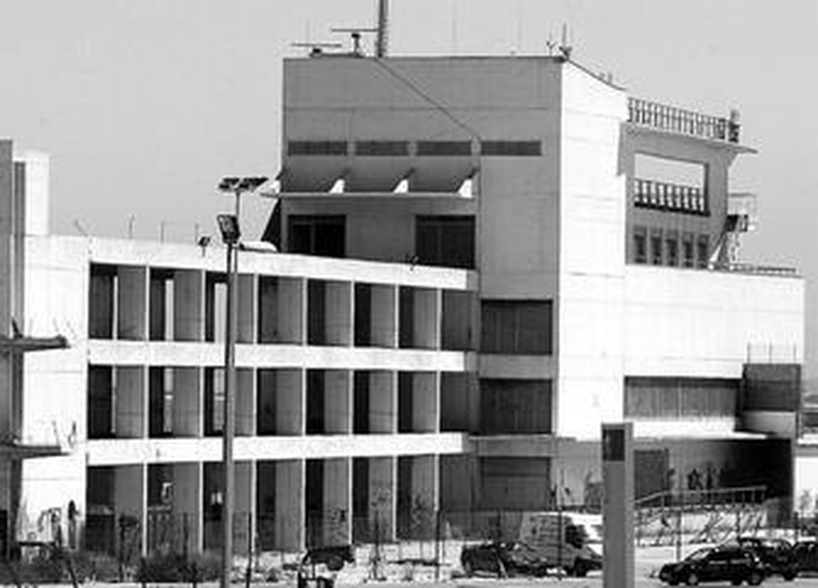 El edificio en completo abandono de Puerto América.