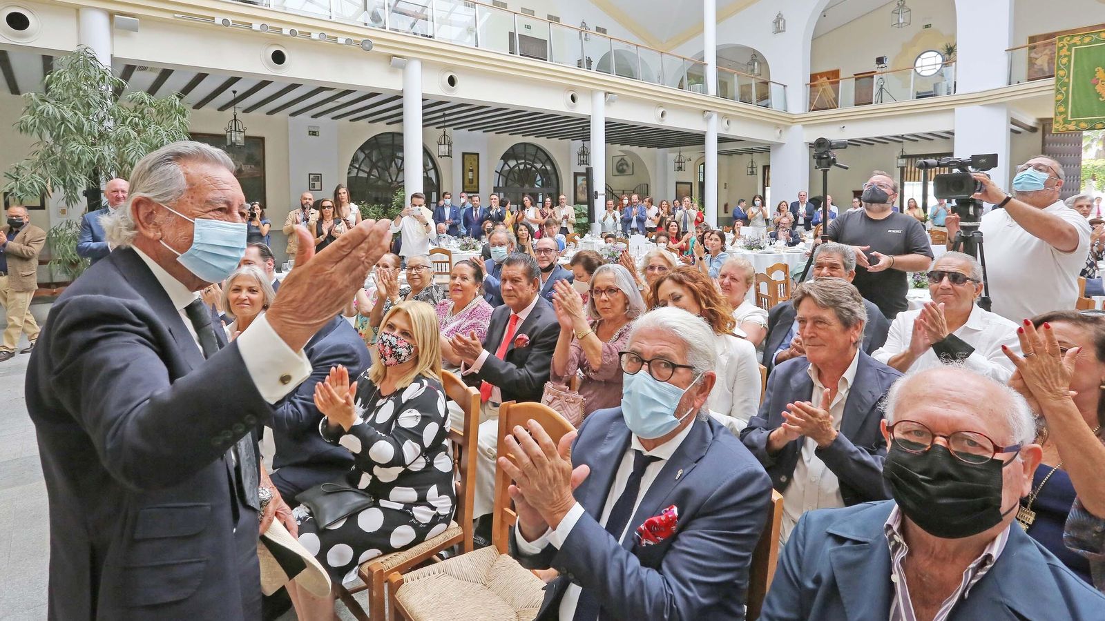 Manuel Morao, agradeciendo los aplausos de los asistentes.