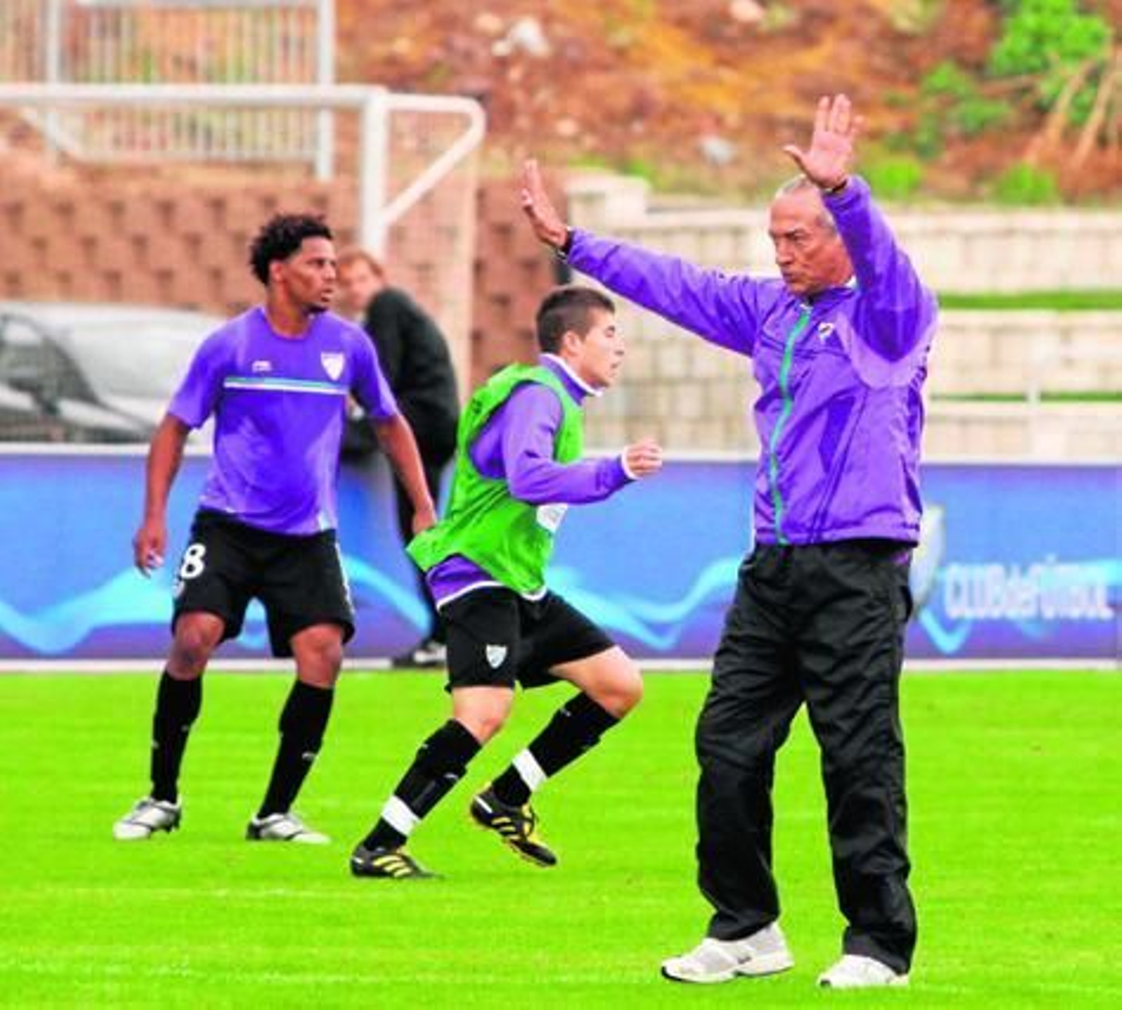 4. Entrenamientos a puerta cerrada

Si por el de Mirandela fuera, todas las sesiones de trabajo de sus equipos se realizarían fuera del alcance de aficionados y medios de comunicación. Más aperturista es el nuevo entrenador, para quien sólo resulta imprescindible realizar a puerta cerrada el entrenamiento previo a un partido. El que no se haga, no es cuestión suya, sino del club.

Foto: Carlos Pastor