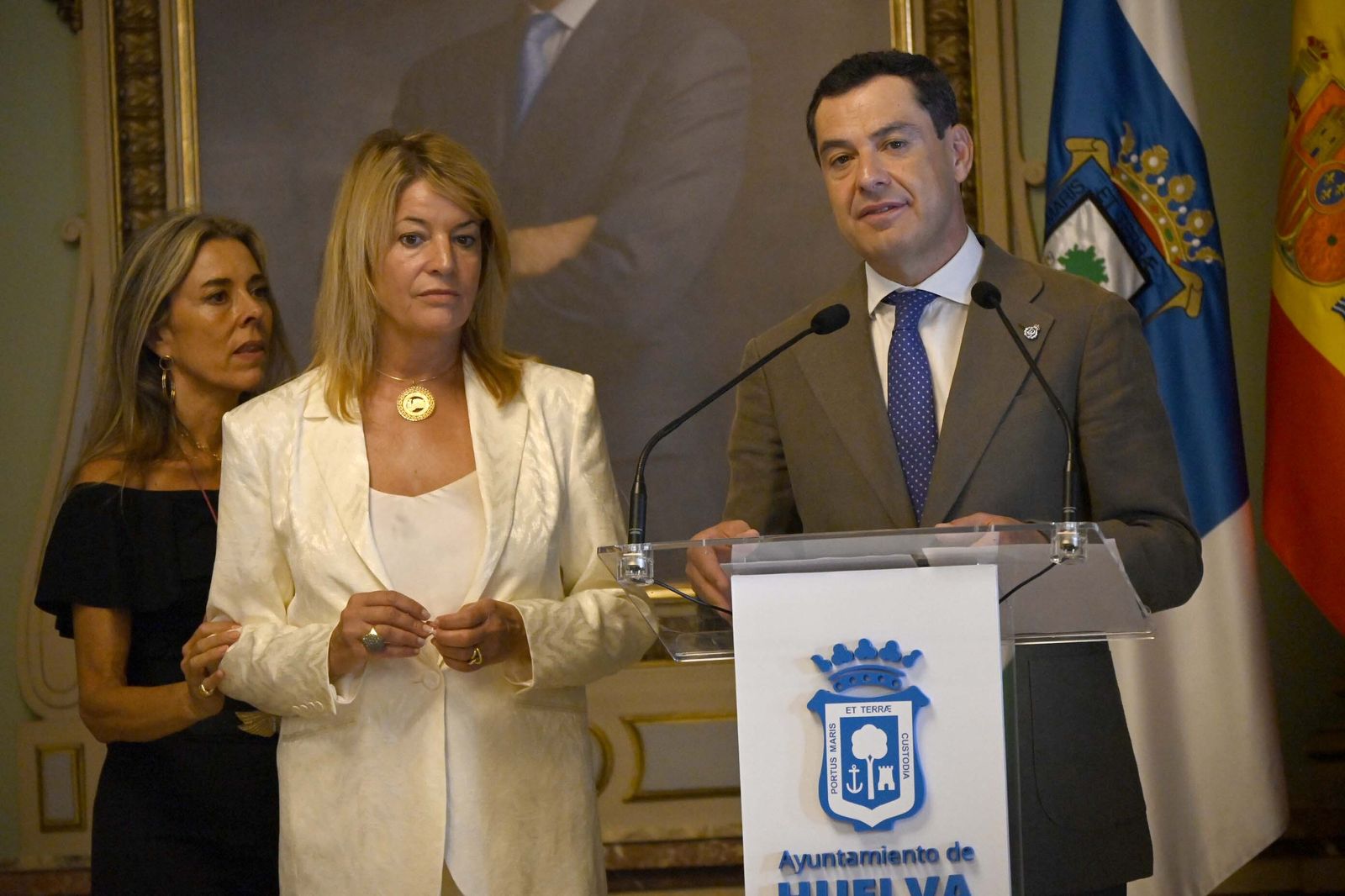 Visita de Juanma Moreno al Ayuntamiento de Huelva, en Imágenes