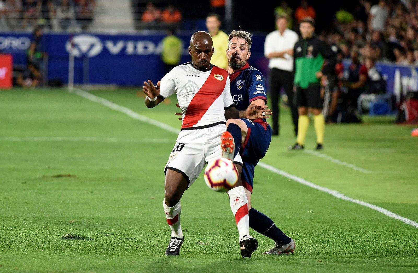 Luisinho presiona a Kakuta durante el Huesca-Rayo de esta campaña.