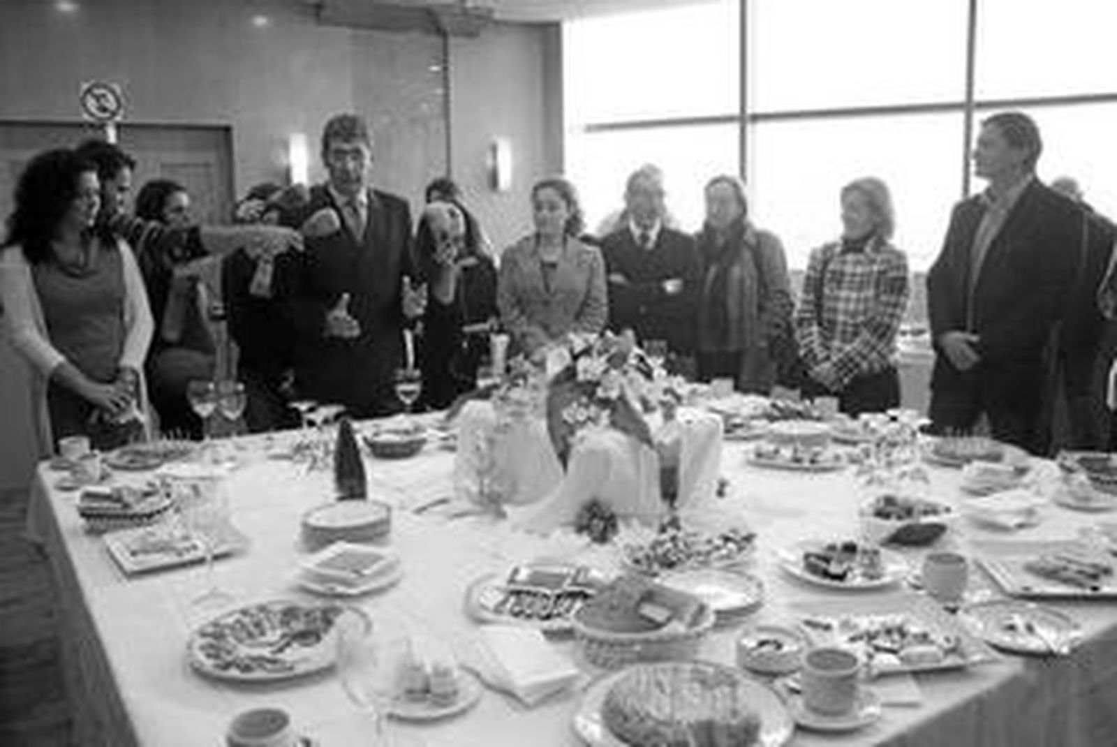 El alcalde durante su intervención acompañado por los ediles del PSOE e IU, ayer en el encuentro celebrado en El Corte Inglés.