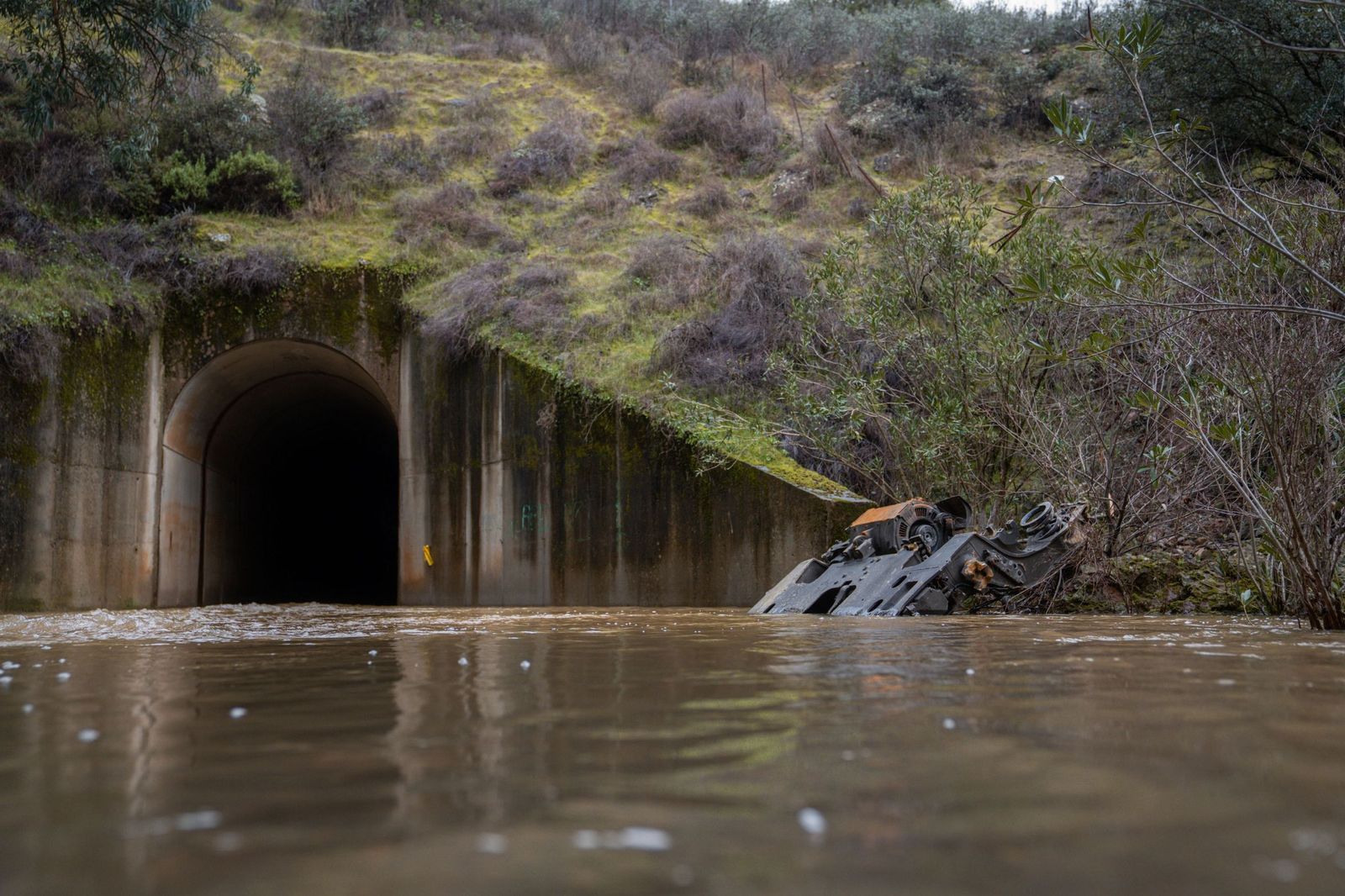 El bogie que cayó en el arroyo cerca del accidente.