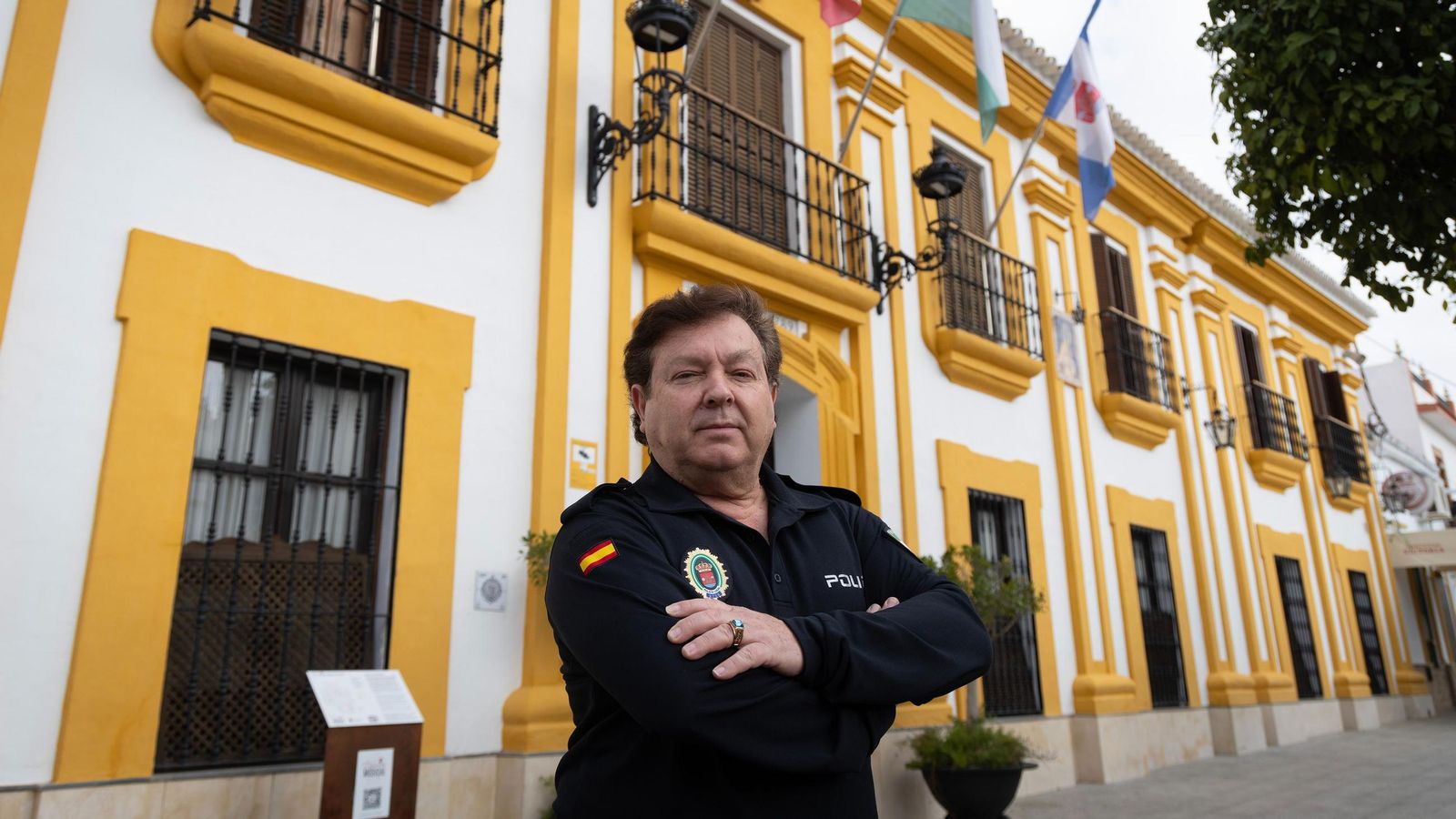 José Luis Blanco, en la puerta del Ayuntamiento de Guillena.