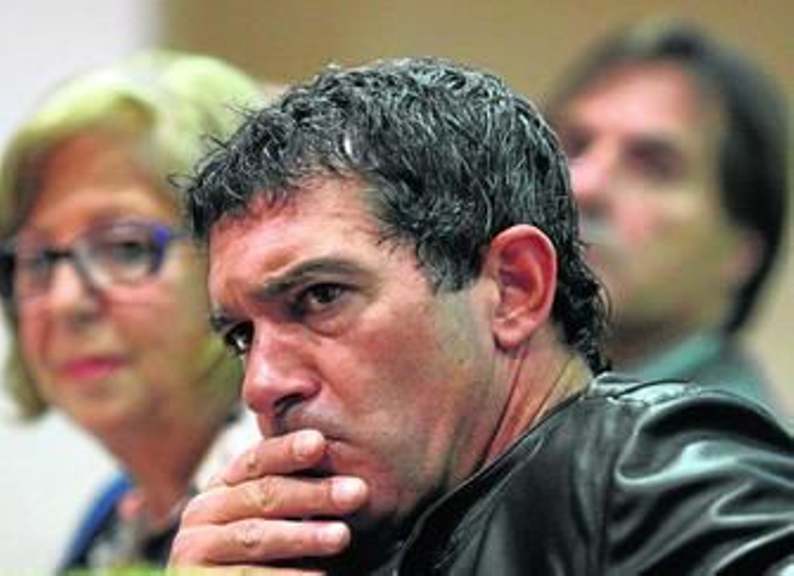 Antonio Banderas, ayer en primer plano en el Rectorado, junto con la rectora, Adelaida de la Calle, y el concejal Damián Caneda.