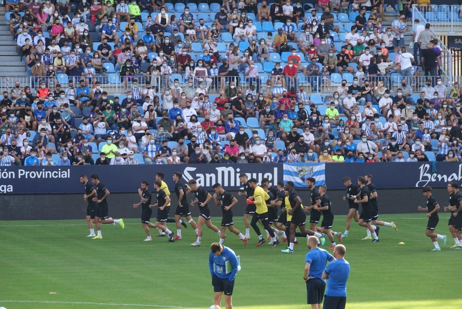 Galería de imágenes: El Málaga CF se da un bañito de masas
