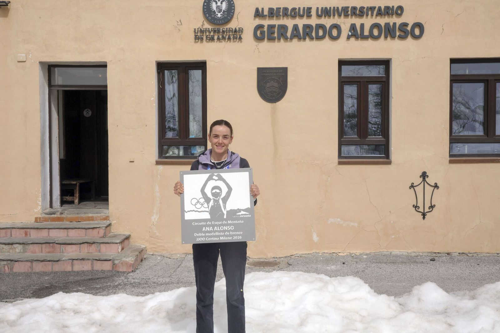 Ana Alonso a las puertas del albergue que lleva el nombre de su padre.