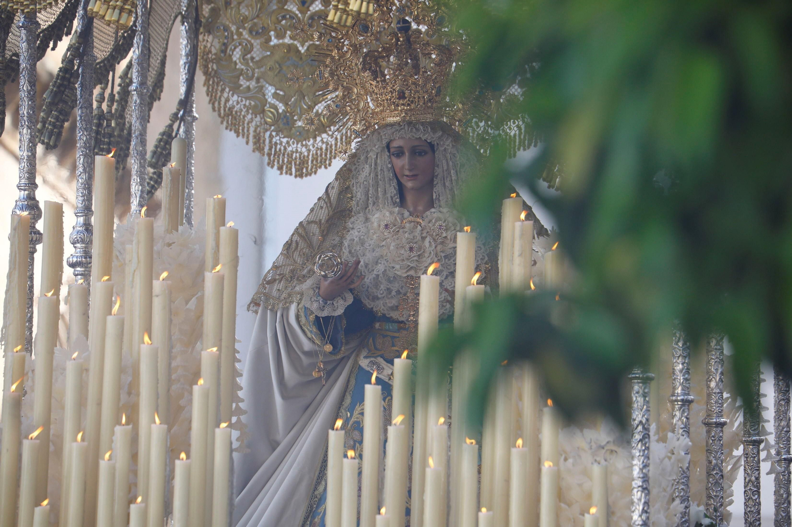 Domingo de Resurrección en Córdoba: la procesión de la hermandad del Resucitado, en imágenes