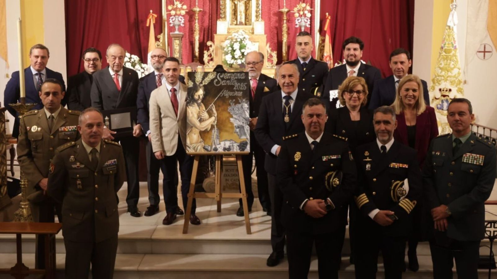 El cartel, junto a los presentes en el acto de su presentación