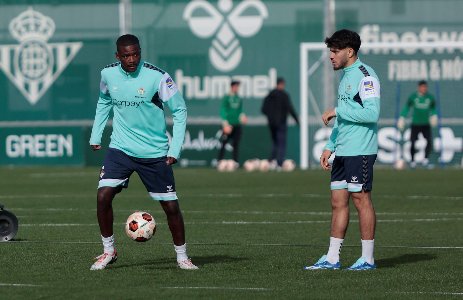 William Carvalho controla el balón en presencia de Abde en un momento del entrenamiento de ayer en la ciudad deportiva.