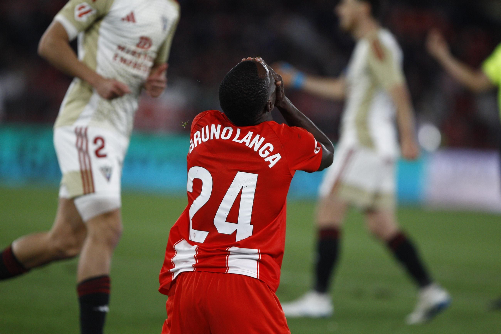 La U.D. Almería se impone por 1-0 al C.D. Mirandés y alcanza la segunda plaza, en imágenes