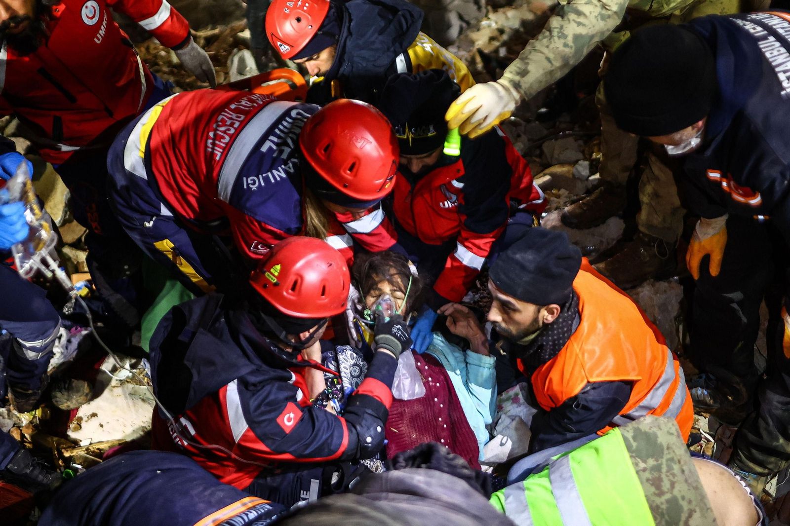 Rescate de una víctima en Kullar 110 horas después del terremoto. Rescate de una víctima en Kullar 110 horas después del terremoto.