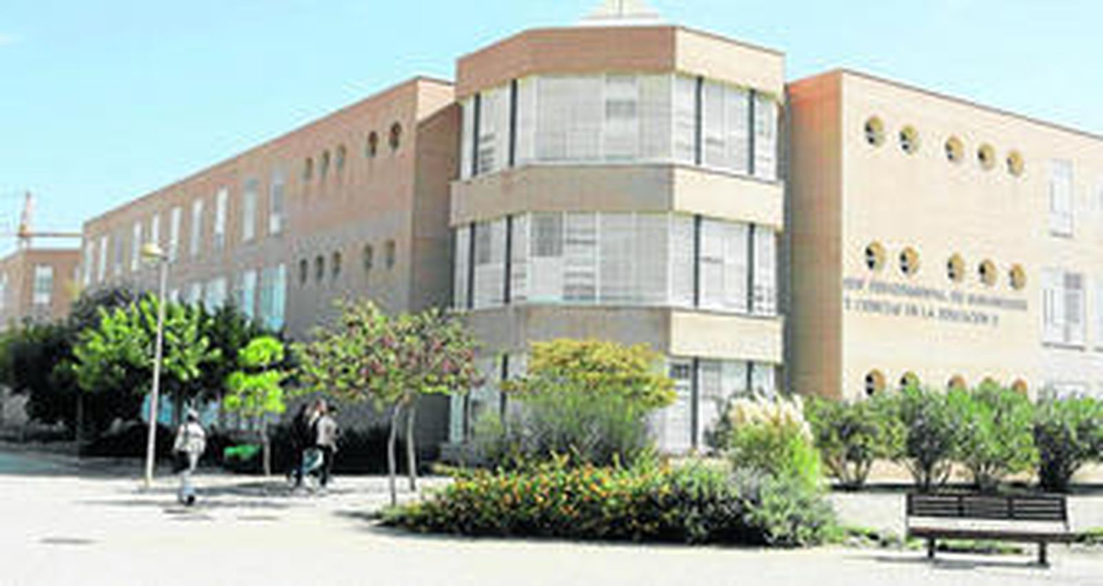 Edificio que alberga parte de la Facultad de Educación, Enfermería y Fisioterapia.