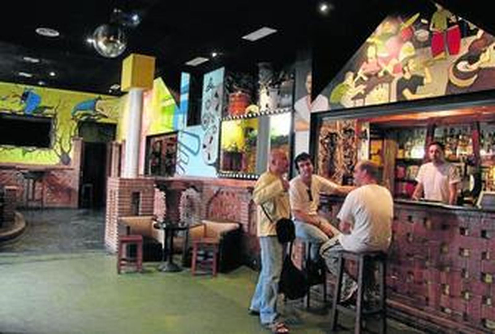 El bar de Calle 32 es punto de encuentro cada día para profesionales y músicos aficionados.