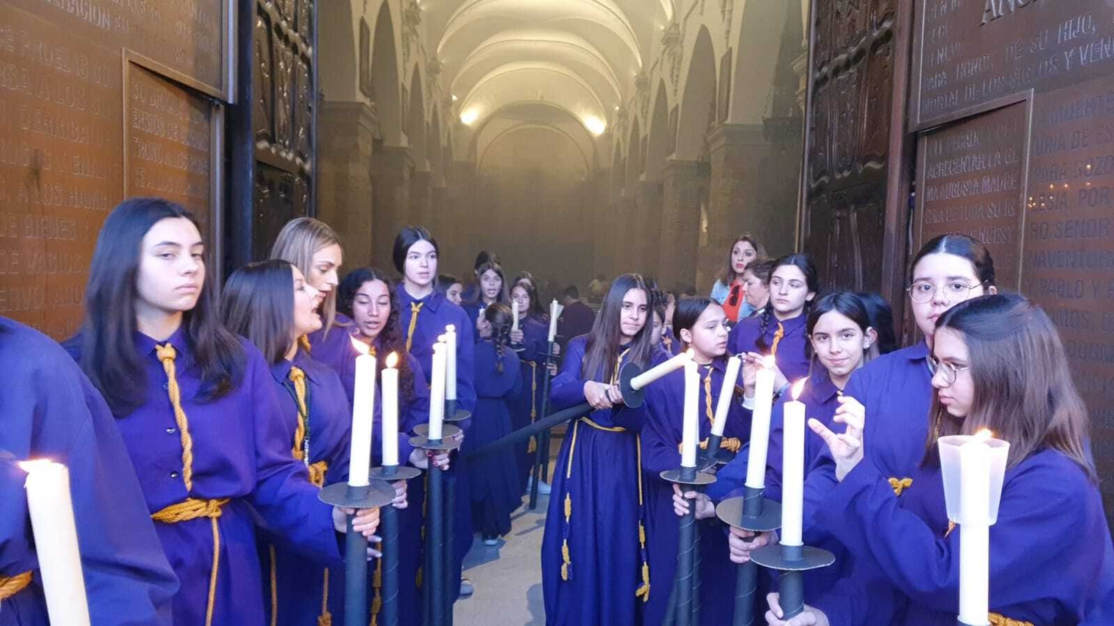 Jueves Santo en Castro del Río: La procesión de la Santa Vera Cruz, en imágenes