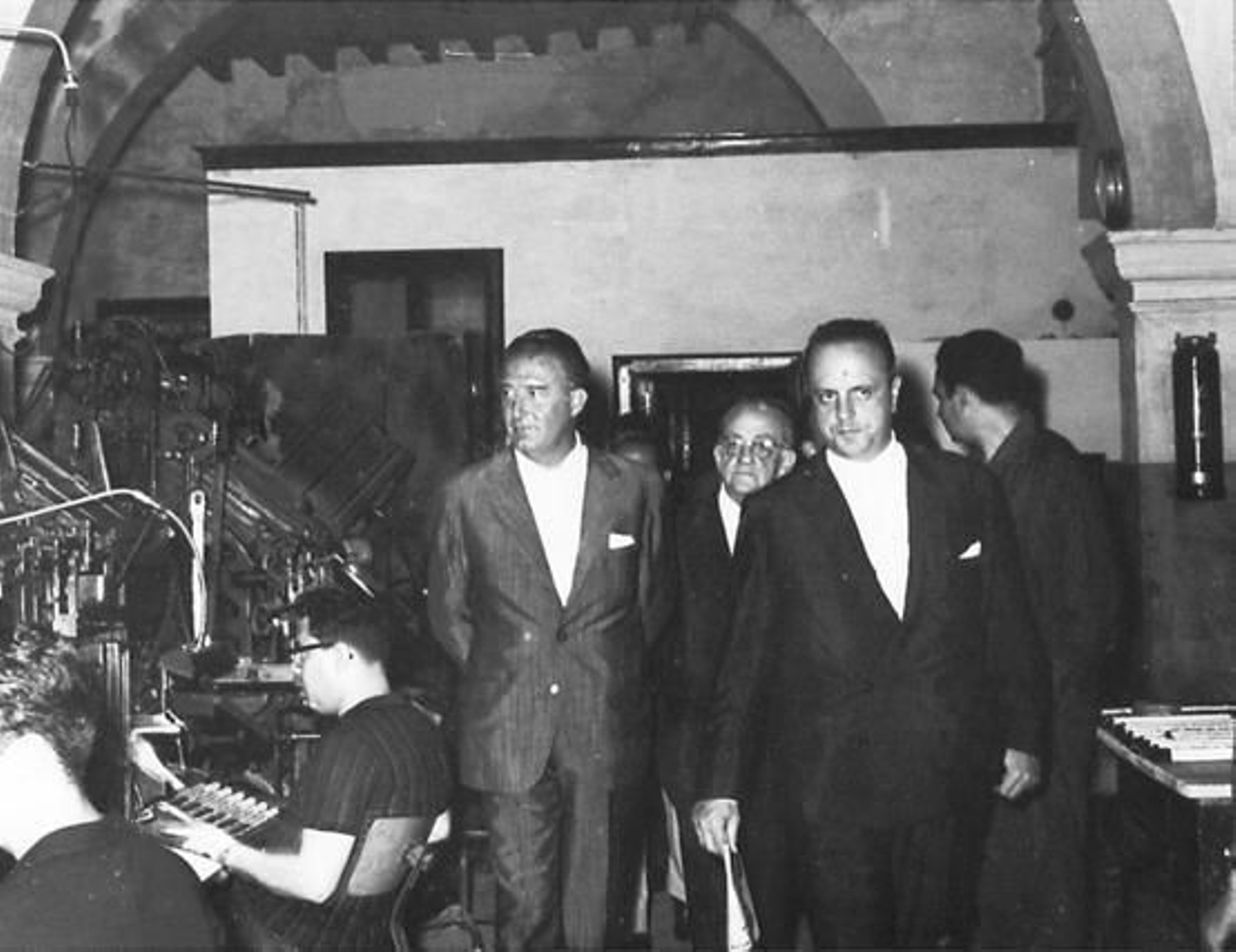 Manuel Fraga recorre el taller de 'Diario de Cádiz' con el gobernador civil, Santiago Guillén Moreno, y Federico Joly Díez de la Lama como anfitrión.