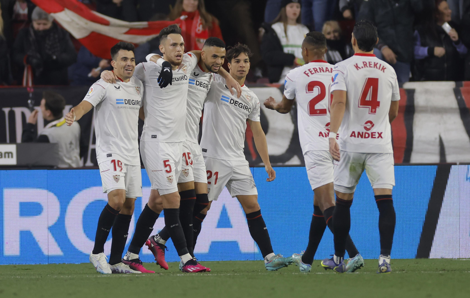 Acuña, Ocampos, En-Nesyri, Óliver Torres, Fernando y Rekik celebran un gol al Elche.